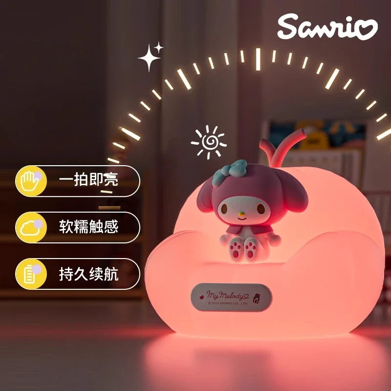 Famiglia Sanrio Divano morbido e flessibile Piccola luce notturna Melody Kuromi Cinnamoroll Carica USB Camera da letto Comodino Ornamento Regalo