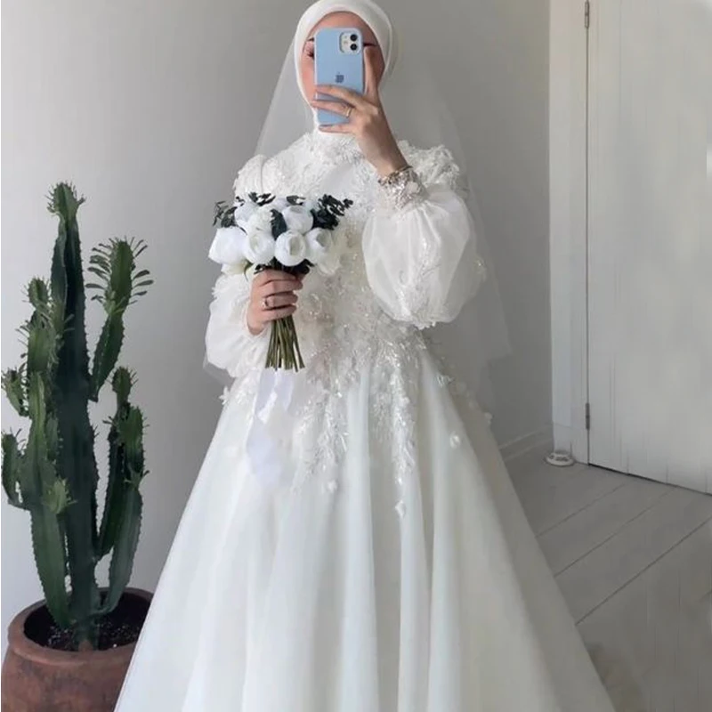 Abiti da sposa bianchi musulmani per la sposa Hijab maniche lunghe a sbuffo Una linea di applicazioni Abiti da sposa in tulle floreale 3D personalizzati