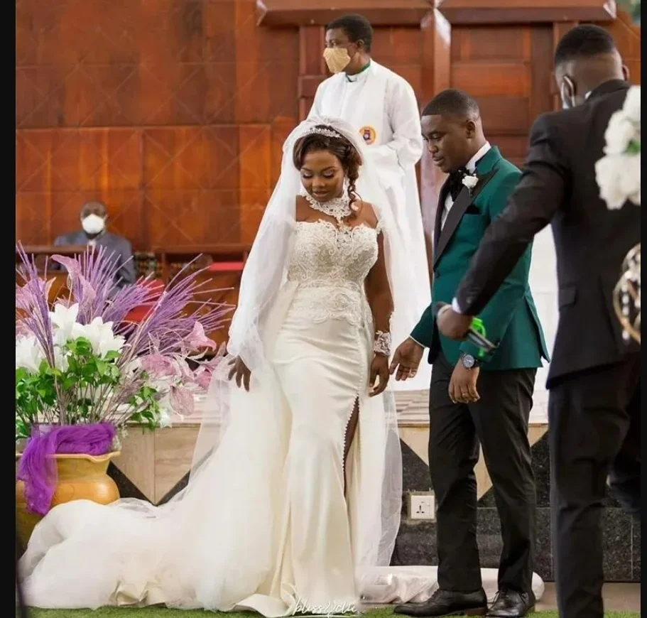 فستان زفاف مخصص بياقة عالية مزين بالدانتيل على شكل بوق للعروس من فيستدوس دي نوفياس فستان زفاف بأكمام طويلة وفتحة عالية