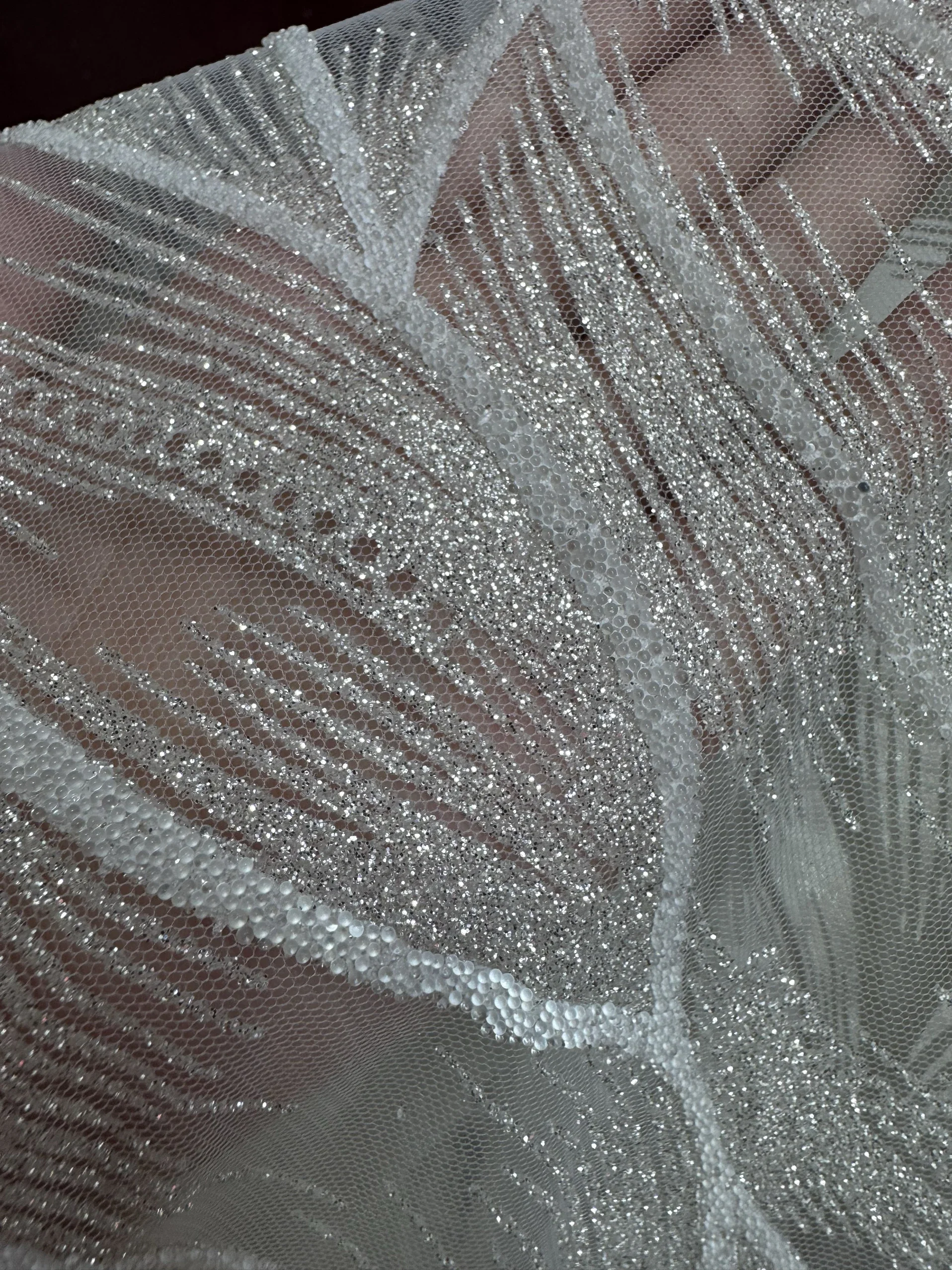 Tessuto decorativo per abito da sposa, abito da sera, tessuto a rete in polvere d'argento, ondulazione con glitter perlati