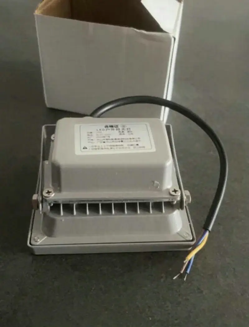 Projecteur LED Imperméable Conforme à la Norme IP65, Éclairage d'Extérieur, Idéal pour un Jardin ou une Rue, RVB, 10W