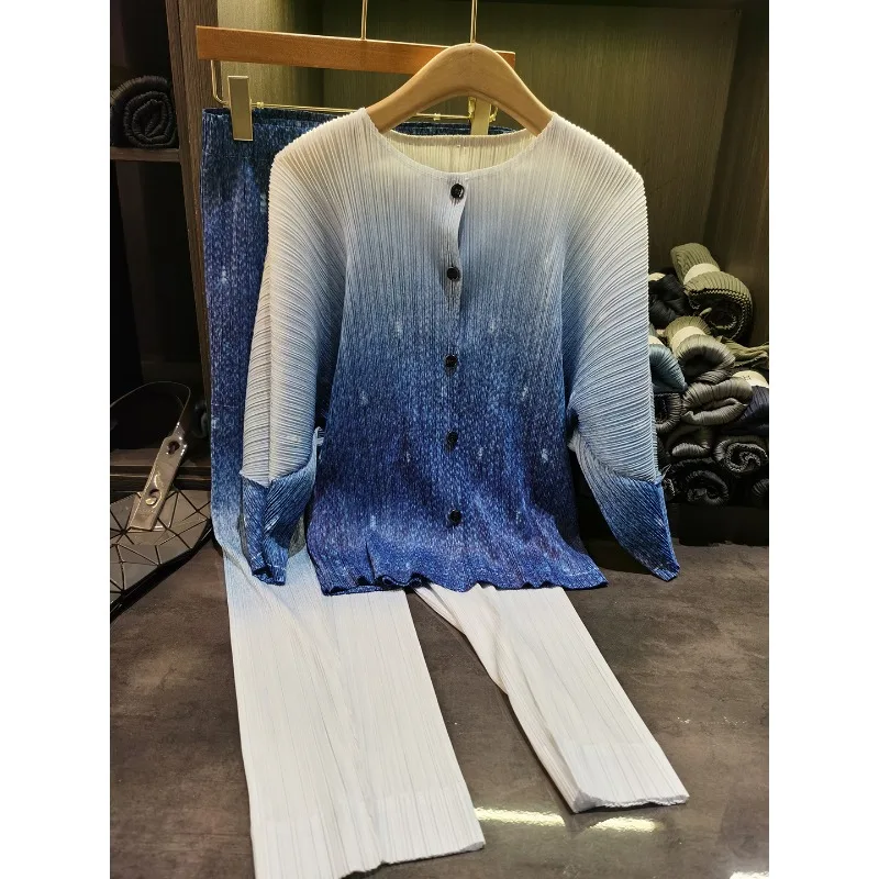 

Комплект из 2 предметов: футболка с плиссировкой и принтом в стиле Мияке, новая свободная куртка с длинными рукавами и прямые широкие брюки. Повседневная женская одежда.