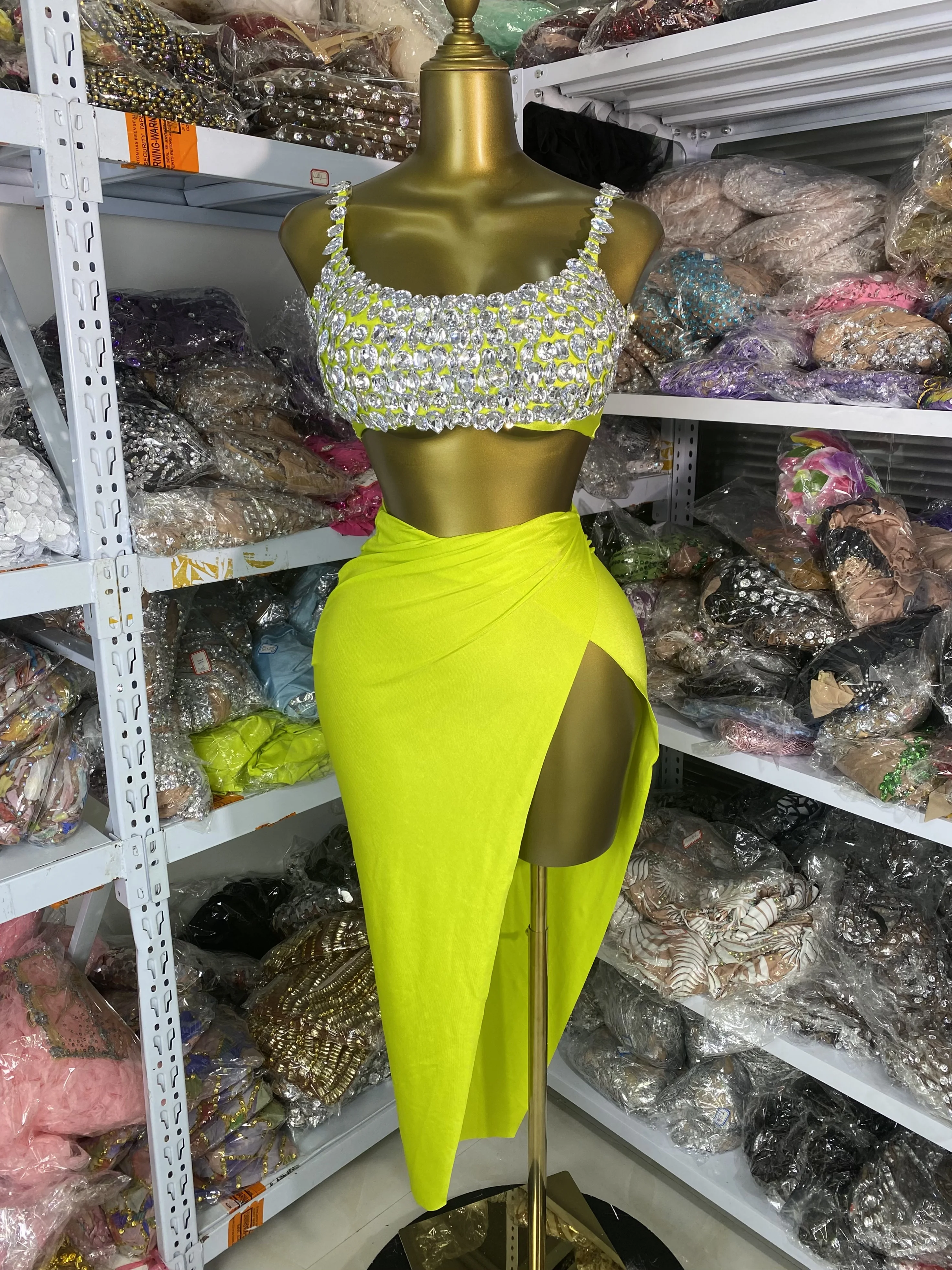 

Женское летнее вечернее платье неонового цвета, комплекты из двух предметов, укороченный топ с кристаллами и юбка с открытыми штанинами, клубные наряды, образ для гостей