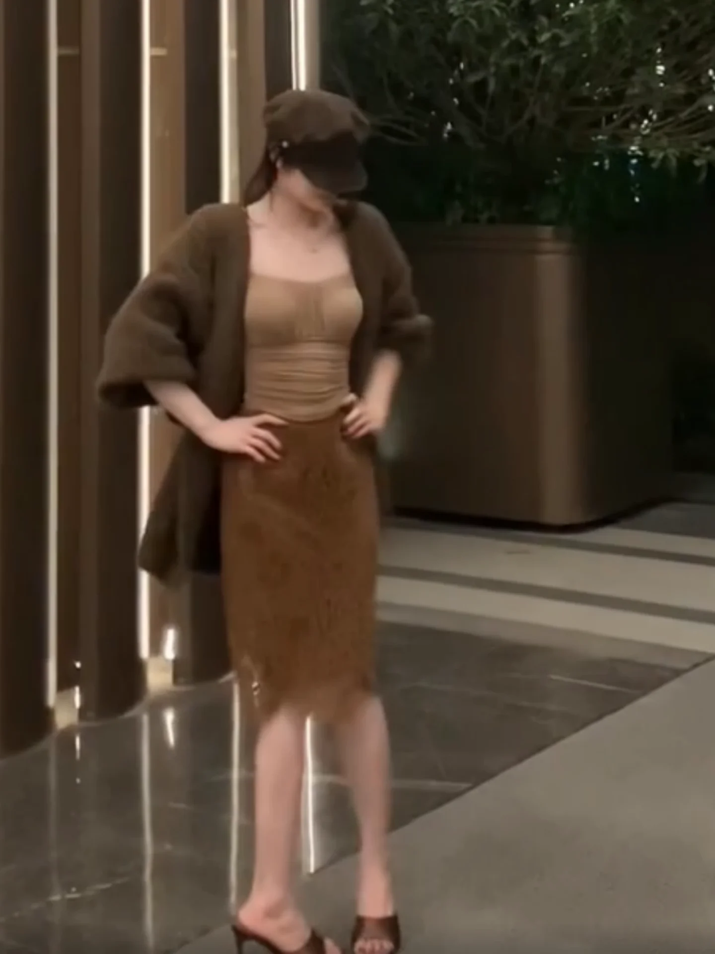 

Модный кружевной вязаный комплект: юбка макси с высокой талией и топ с длинным рукавом и круглым вырезом. Новинка ранней осени.