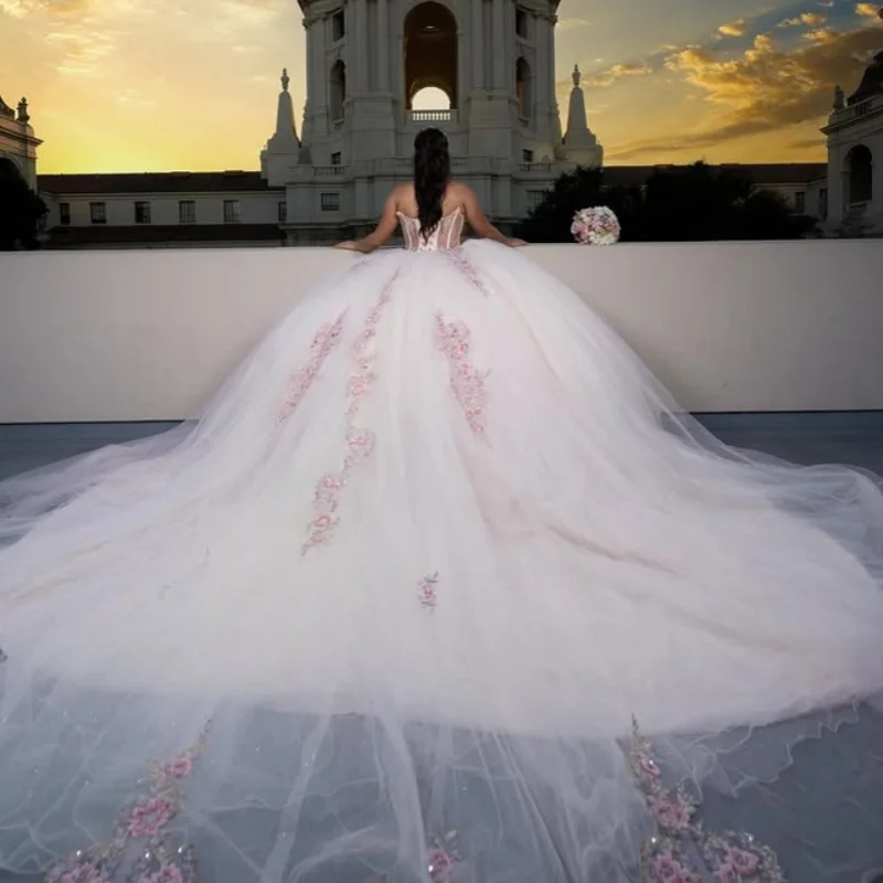Maßgeschneiderte einfache helle Quinceanera-Kleider, schulterfrei, Kristall-Pailletten-Applikation, langer Schwanz, Vestido 15, Quinceanera