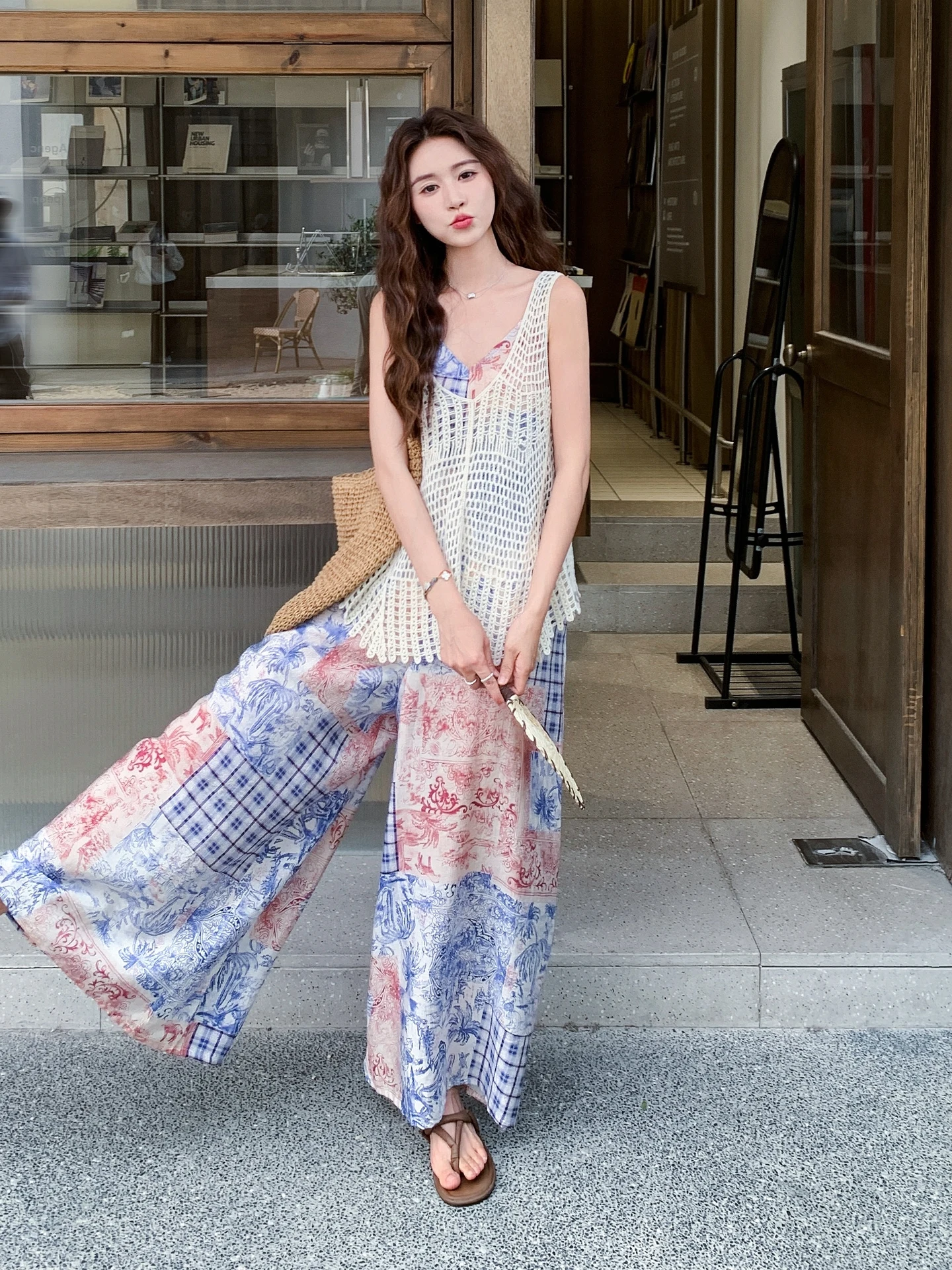 

Женский летний комплект 2025: принтованный комбинезон-двойка, свободные брюки с вырезами, модный ансамбль с V-образным вырезом и длинными рукавами