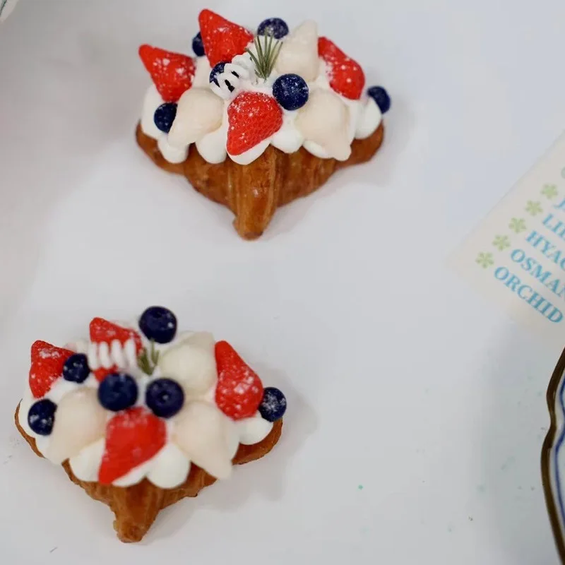 Moldes de silicona con forma de Croissant de fresa 3D para velas, jabón de yeso perfumado para manualidades, herramienta para hornear hielo de Chocolate hecha a mano