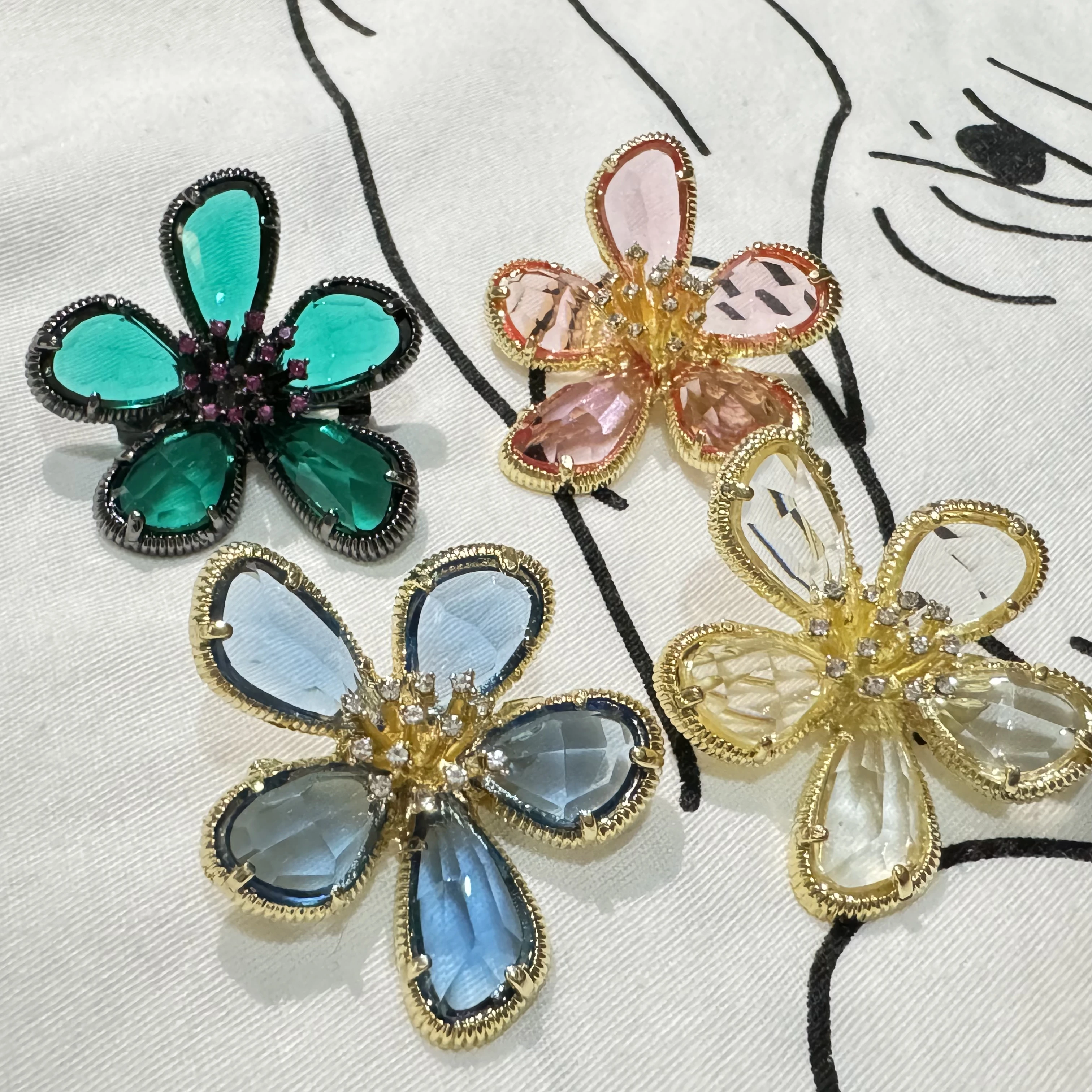 Vintage Mode Kristal Bloem Broches Voor Vrouwen Creatieve Strass Prachtige Kleurrijke Blaadjes Broche Charme Kantoor Feest Sieraden