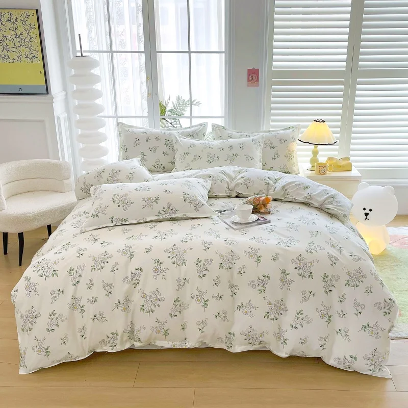4pcs White Base Ditsy Floral Bedding Set, Soft Breathable Bed Linen with Duvet Cover, Pillowcases & Sheet, Full/Queen/King Size