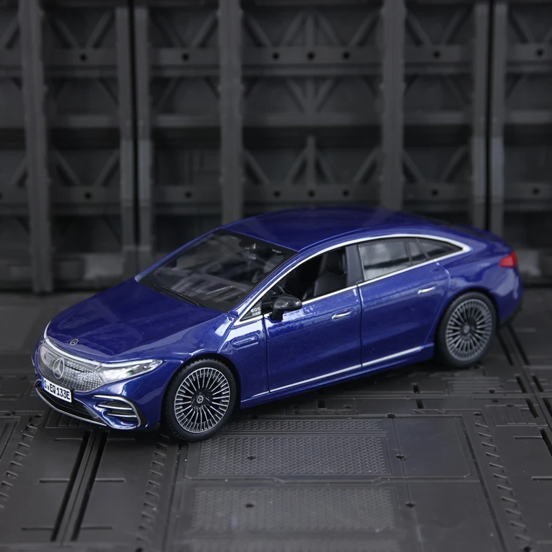 Modellino auto in lega Mercedes Benz EQS Maisto 1:24, decorazione da collezione, le porte possono essere aperte, ricco di dettagli
