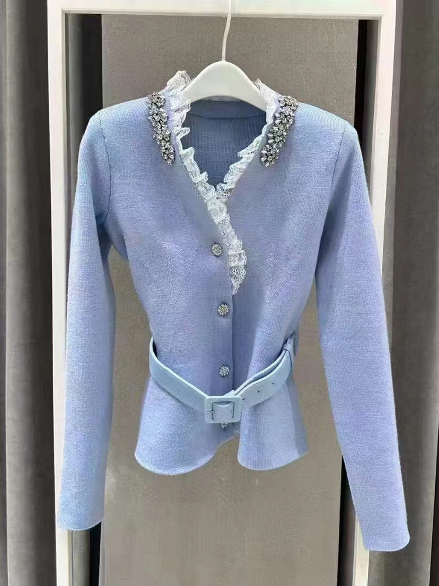 

Роскошный женский вязаный кружевной открытый кардиган с v-образным вырезом и бриллиантами, осенняя верхняя одежда Faion ort, подставка для поездок на работу