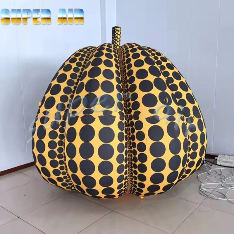 Énorme décoration publicitaire extérieure, jolie citrouille tachetée gonflable avec ventilateur