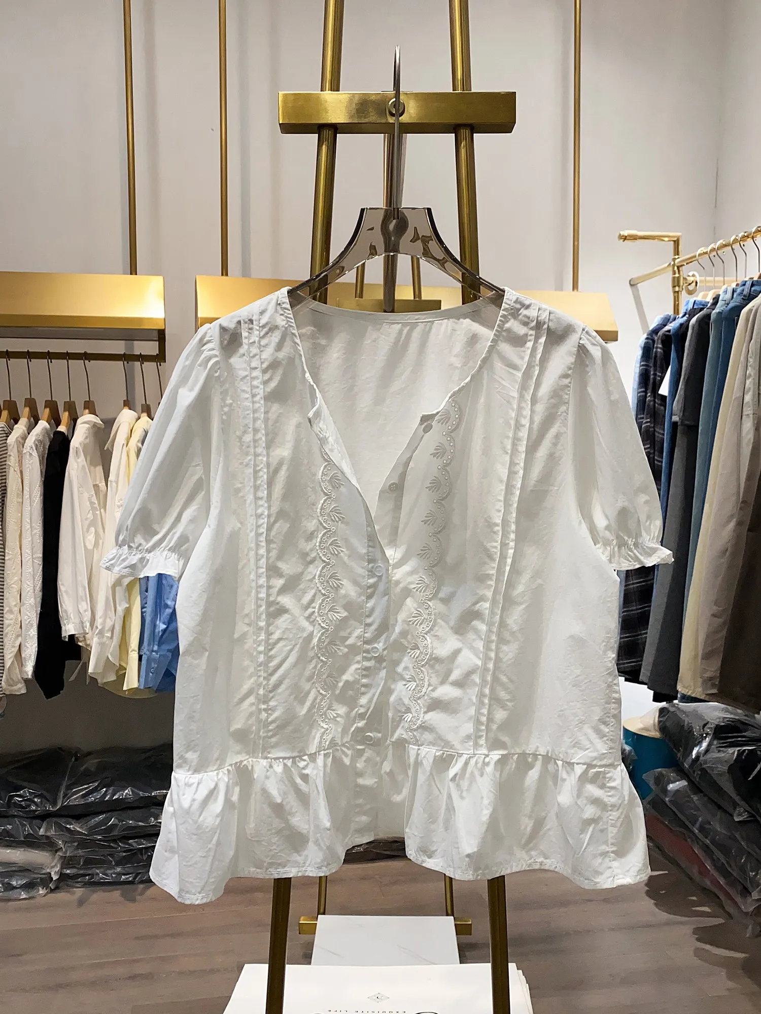 

Новая летняя модная футболка в корейском стиле с V-образным вырезом, цветочной вышивкой и пышными рукавами, универсальная, с рюшами по низу, повседневная свободная блузка