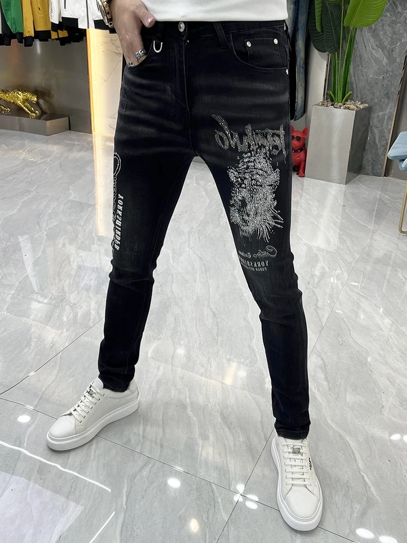 

Новые мужские джинсы 2025 года: модные, с вышивкой тигра стразами, облегающие, эластичные, повседневные, молодежные, длинные брюки для осени