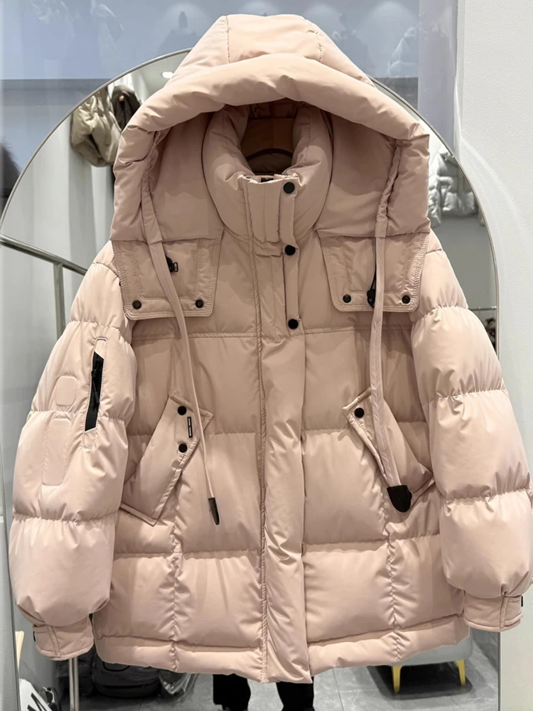 เสื้อแจ็คเก็ตขนเป็ดสีขาวสำหรับผู้หญิง รุ่นใหม่ประจำฤดูหนาวปี 2025 ความยาวปานกลางถึงยาว  แบบอเนกประสงค์ หนา หลวม ทันสมัย และให้ความอบอุ่น