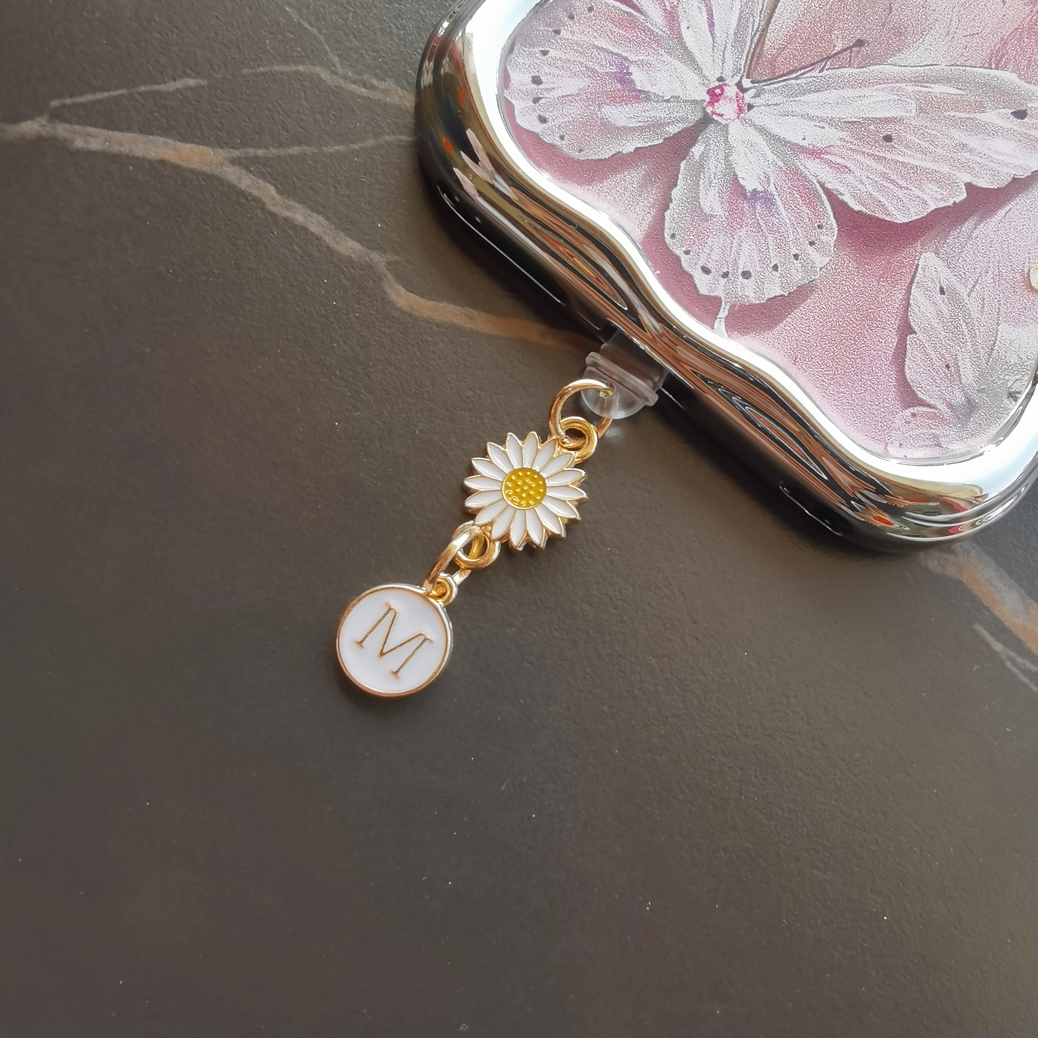 

1 Piece of Creative Daisy and Sunflower Letter Phone Dust Plug, Suitable for Type-C, iPhone 15-17 Models, Fashionable Accessories for Women and Girls, Perfect Gift for Mothers, Various Letters Available, Exclusive Decoration for Phones, European and Ameri