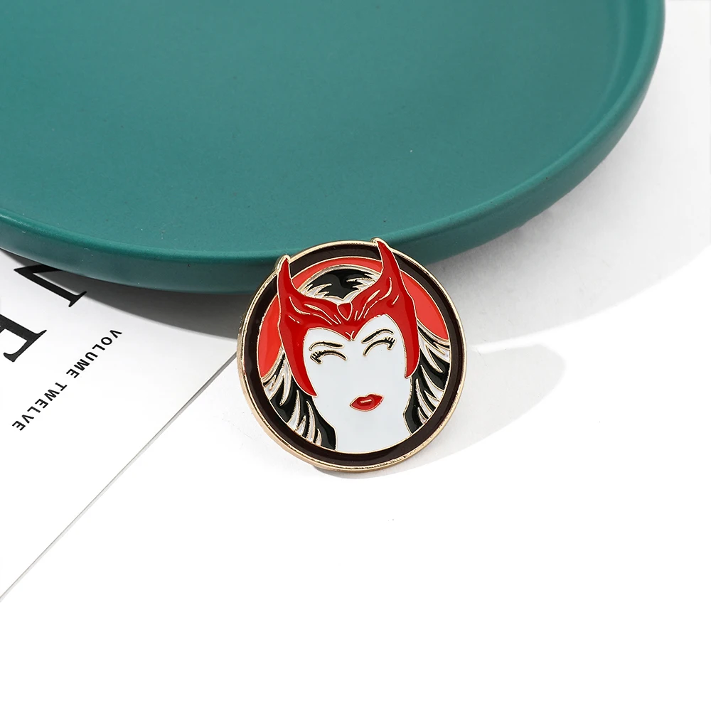 Marvel Scarlet Heks Broche Avengers Superheld Wanda Django Maximoff Emaille Pinnen Voor Kleding Rugzak Pinnen Accessoires Geschenken