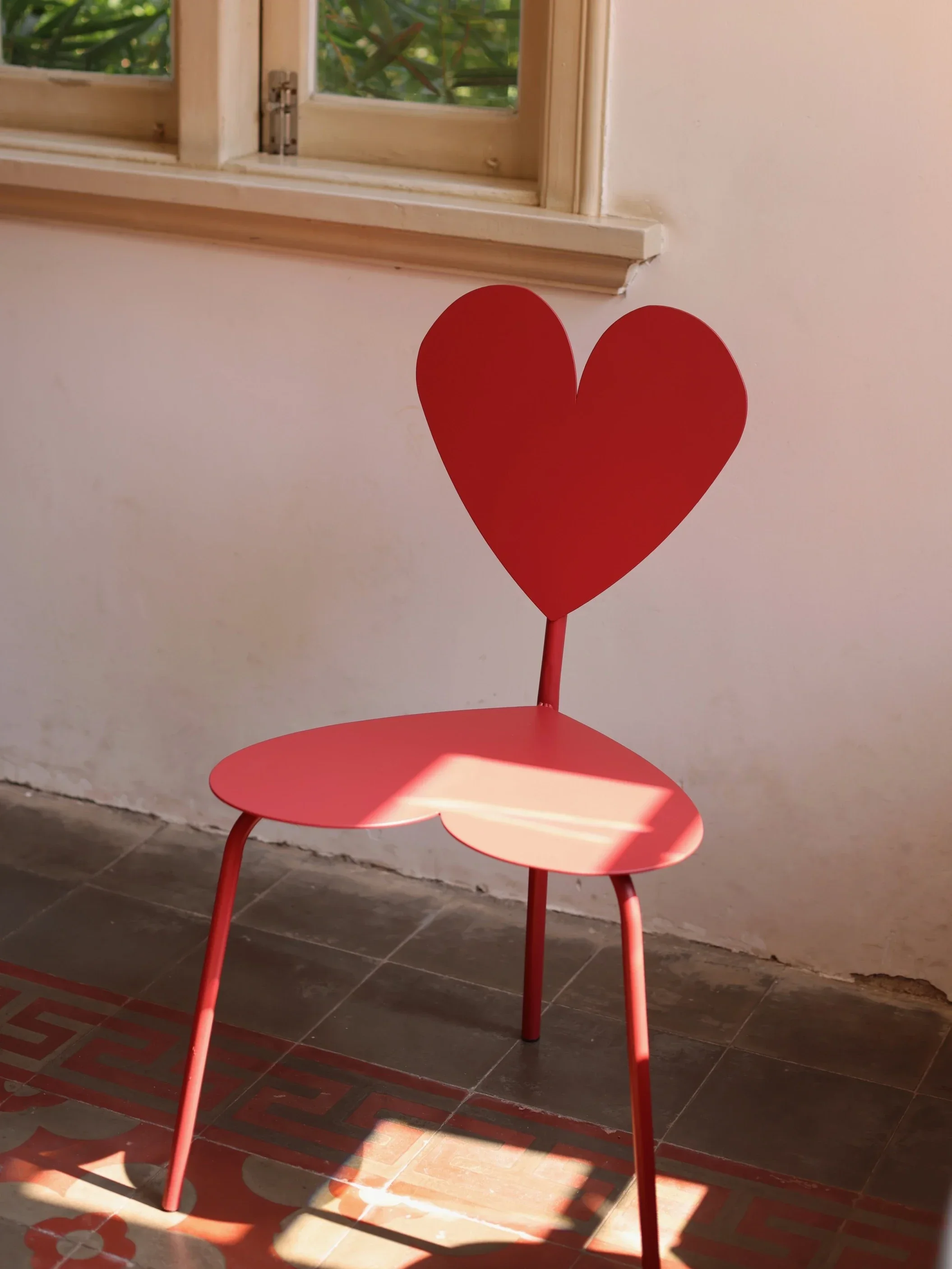 

Love Red Design Chair Extremely Simple Metal Modern Art Love Shape Stools Garden Chairs Outdoor Furniture Balcony Patio Iron Art