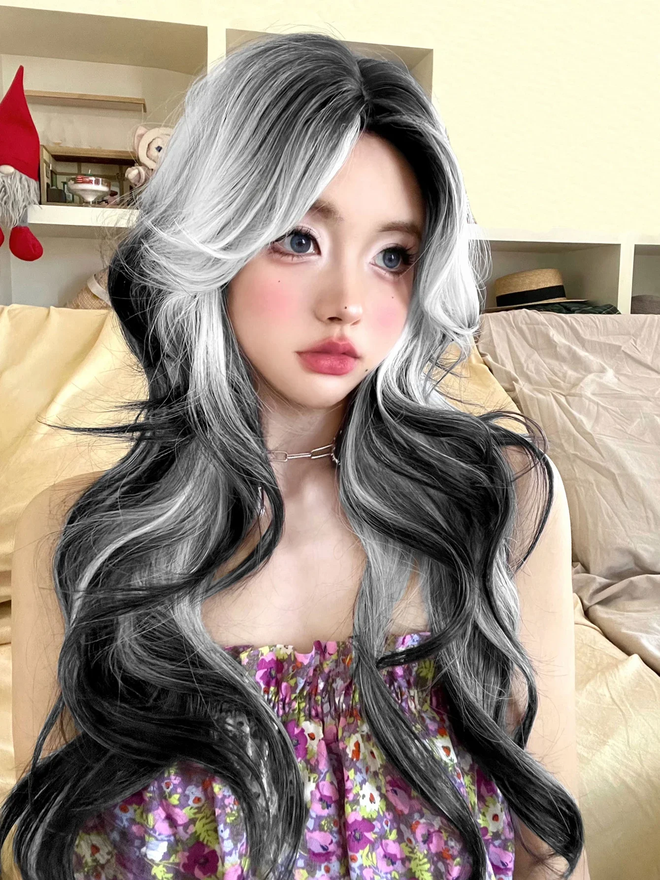 Wig sintetik Lolita Ombre hitam putih 28 inci Wig rambut bergelombang panjang bagian tengah untuk wanita Cosplay penggunaan sehari-hari Cosplay tahan panas