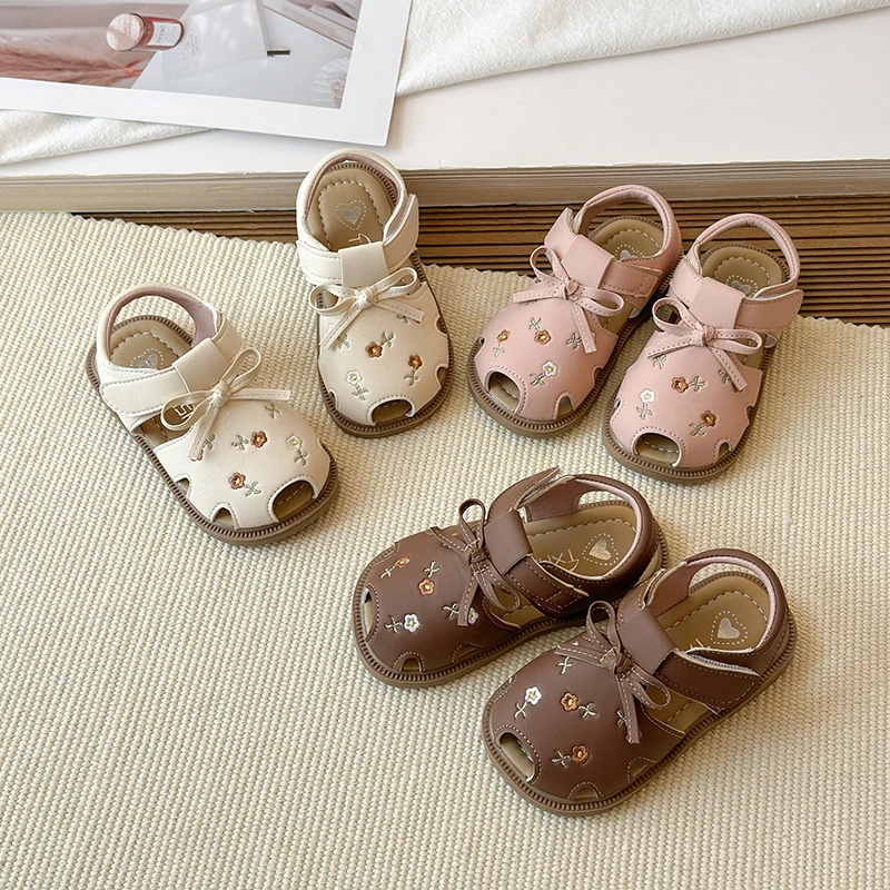 

2026 New Children Sandals Girls Fashion Spring New Embroidery Princess Shoes Breathable Hollow-out Soft Sole Sandals Size 21-30