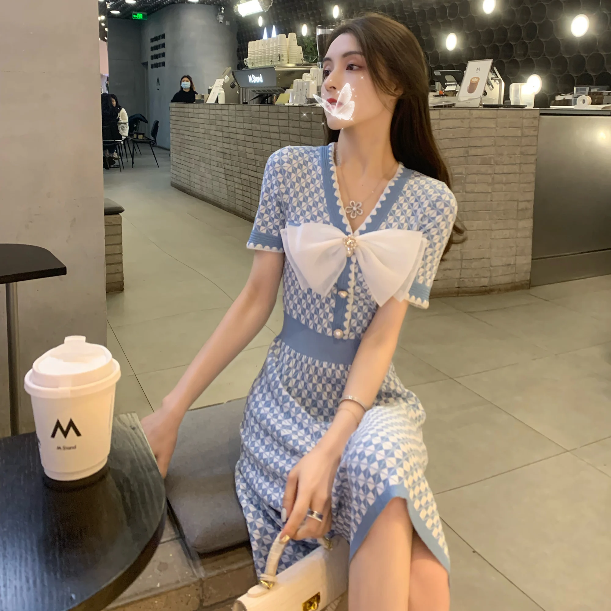 

2023 summer V-Neck Bow Knitted Dress Women Blue Slim Bodycon pearl Button Mini Dresses Elegant Vintage Fashion Ladies Vestidos