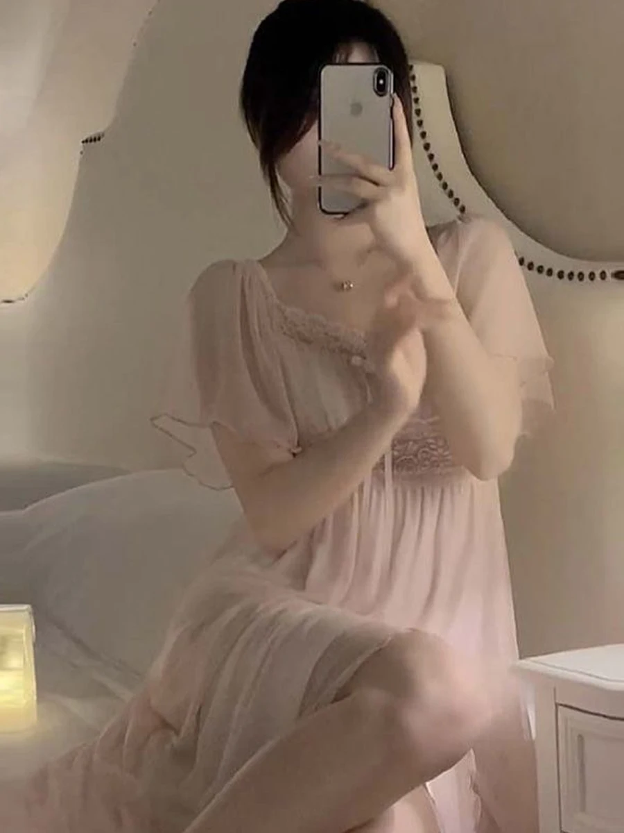 قميص نوم نسائي صيفي مثير بحواف دانتيل وتصميم شبكي مفرغ، بأكمام قصيرة وياقة على شكل V، بأسلوب رقيق وجذاب