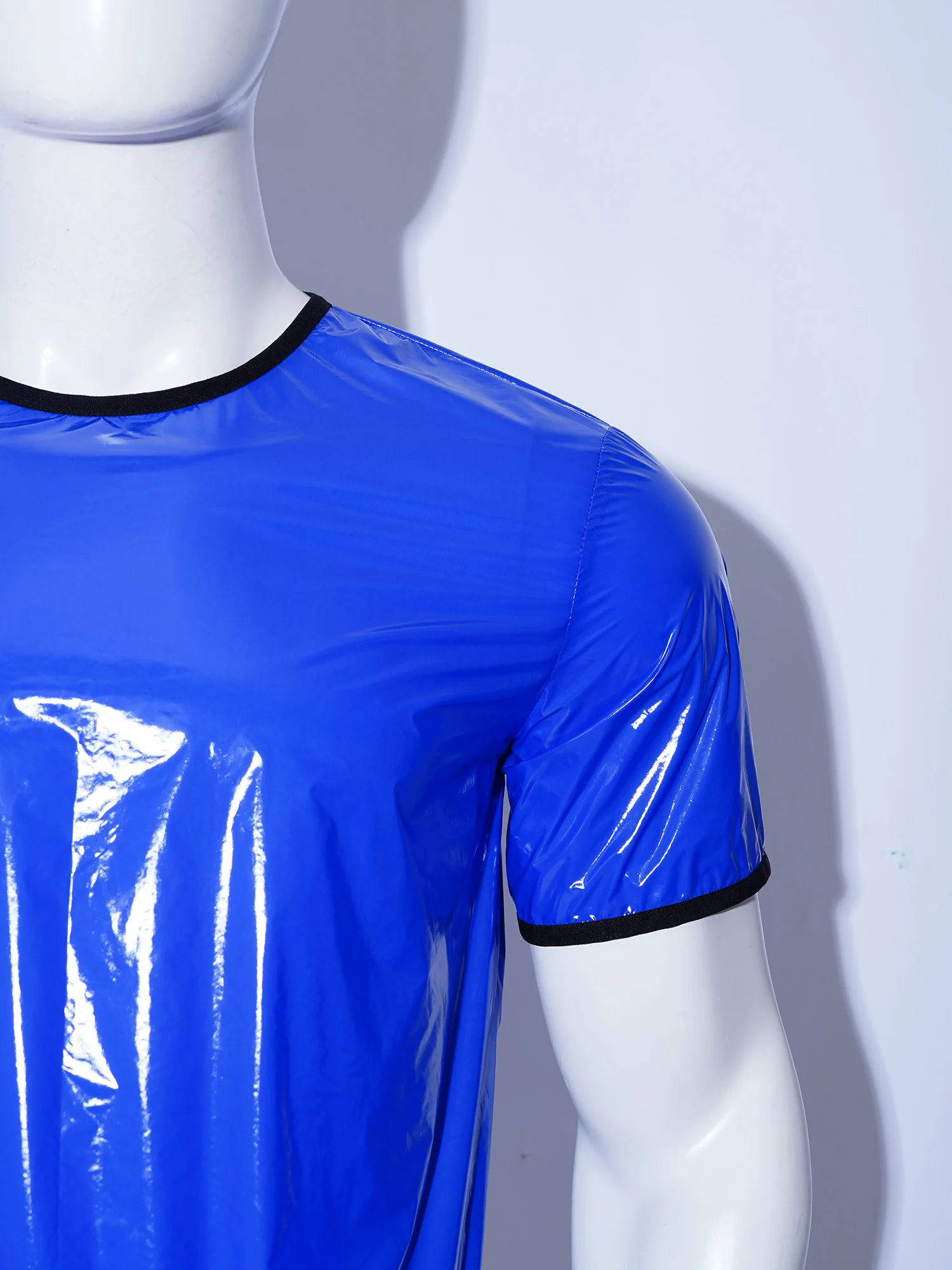 Wasserabweisende Oberteile für Herren mit kontrastierendem Rand, Rundhalsausschnitt, kurzen Ärmeln, unsichtbarem Reißverschluss hinten und elastischem Saum. T-Shirt