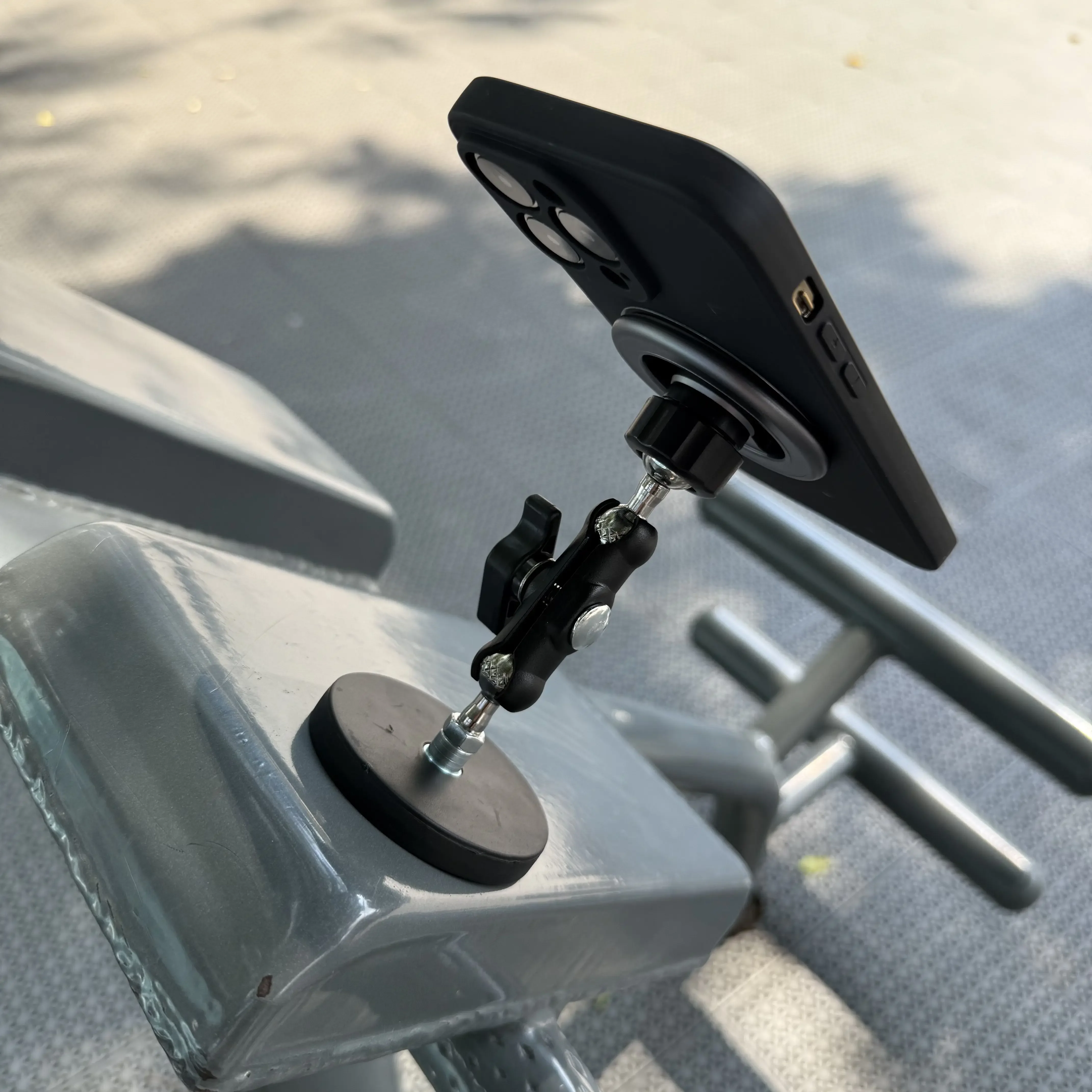 

Aluminum Alloy Double-Sided Magnet Phone Holder 360 Degree Rotating Pea Pod Stand for Outdoor Selfies Strong Magnetic Suction