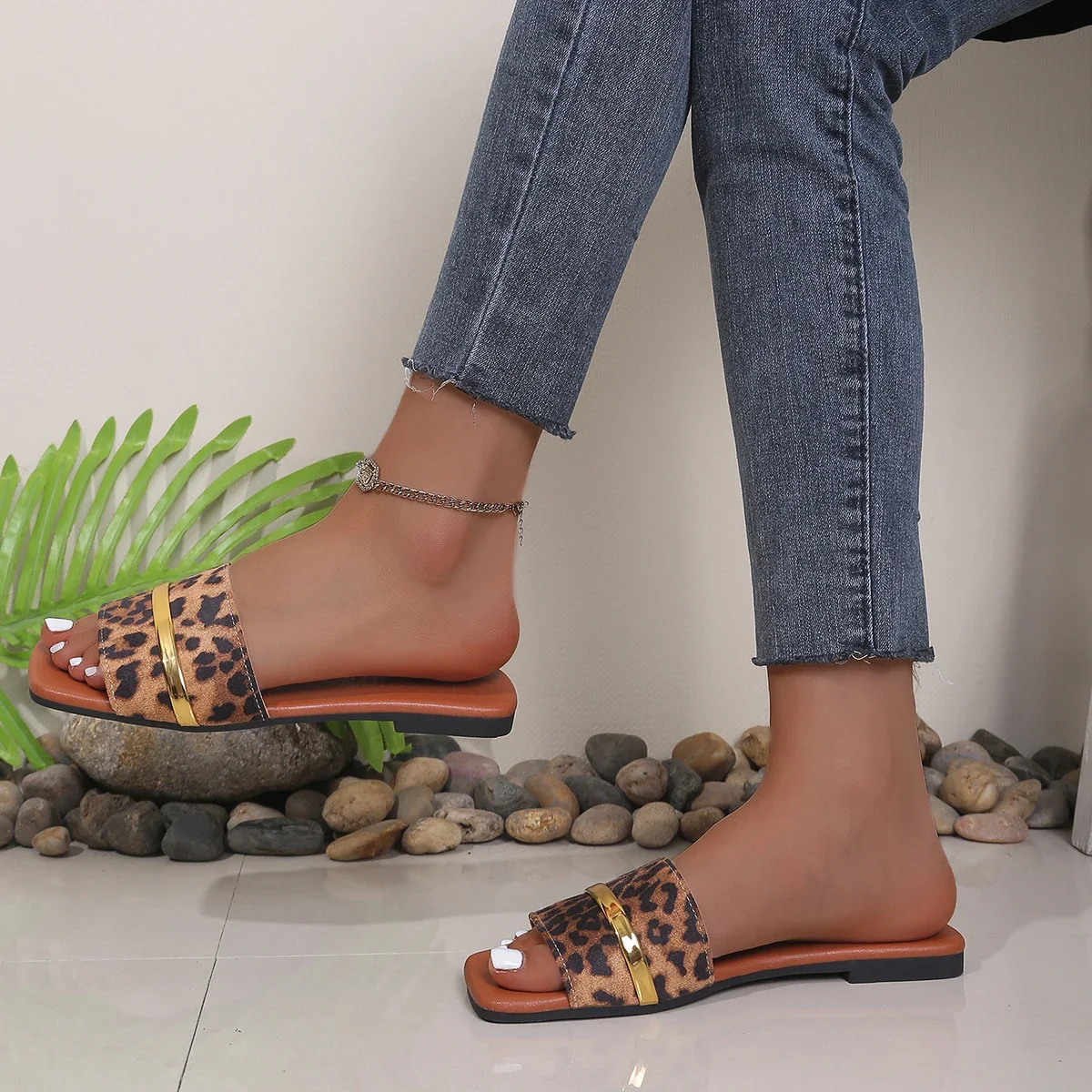 Women's Fashion Metal Trimmed Decorative Flat Soled Lightweight Flip Flop 2026 Summer New Soft Soled Comfortable Beach Slippers