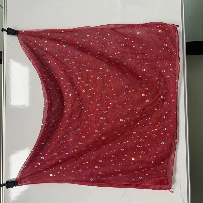 Burgunderroter Polyester-Hijab mit irisierenden Pailletten, glitzernder Crinkle-Kopftuch-Schal, schimmernder muslimischer Wickelschal für Hochzeiten, Partys und formelle Anlässe – Detail 5