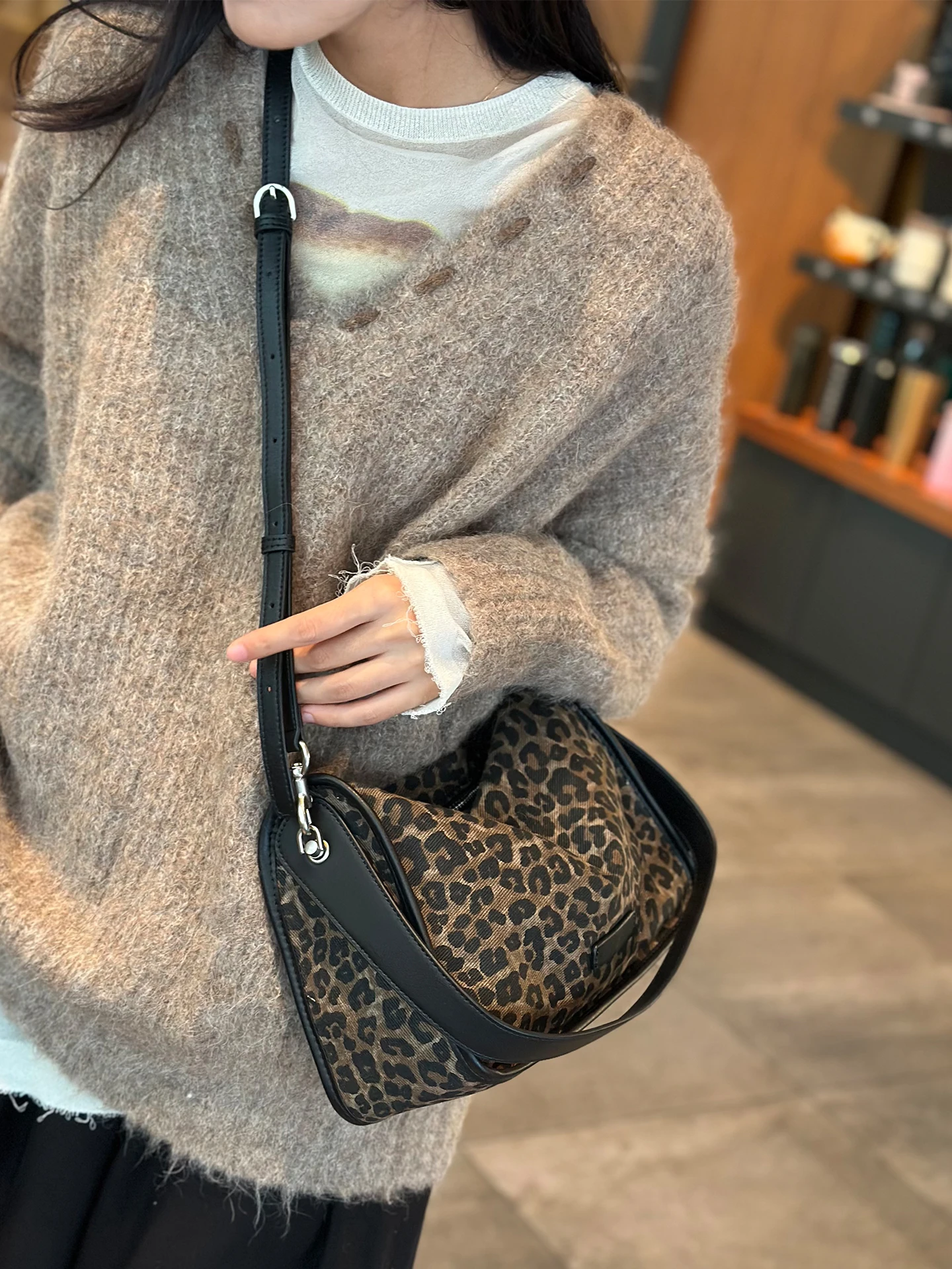 borsa-da-donna-trendy-per-il-pendolarismo-nuovo-stile-autunno-2026-piccola-borsa-retro-a-tracolla-con-stampa-leopardata