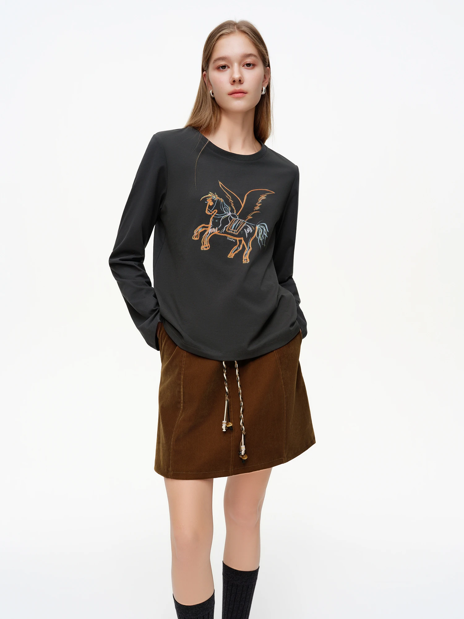 DUSHU 2026 Spring Women's Embroidered Long Sleeve T-shirt - Loose Fit Top with Artistic Pattern for Casual and Daily Use​