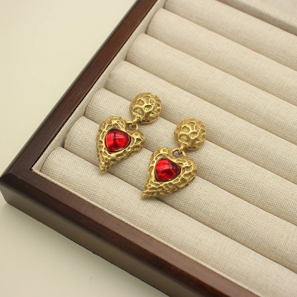 

Винтажные серьги с красным сердцем S925, серебряные иглы, маленькие антикварные ювелирные изделия, нишевые дизайнерские серьги для женщин, универсальные аксессуары