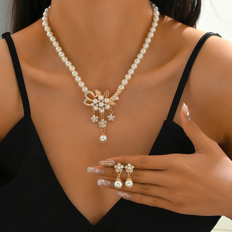 3Pcs/Set Women Necklace Beaded Glossy Faux Pearls Rhinestone Embedded Flower Bride Necklace Stud Earrings Kit‘