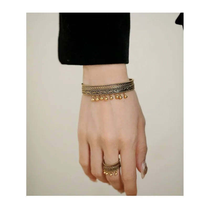 

Light Luxury Old Style Round Bead Fringed Tang Grass Splicing Wave Pattern Hollow Bracelet Women's New Temperament Bracelet