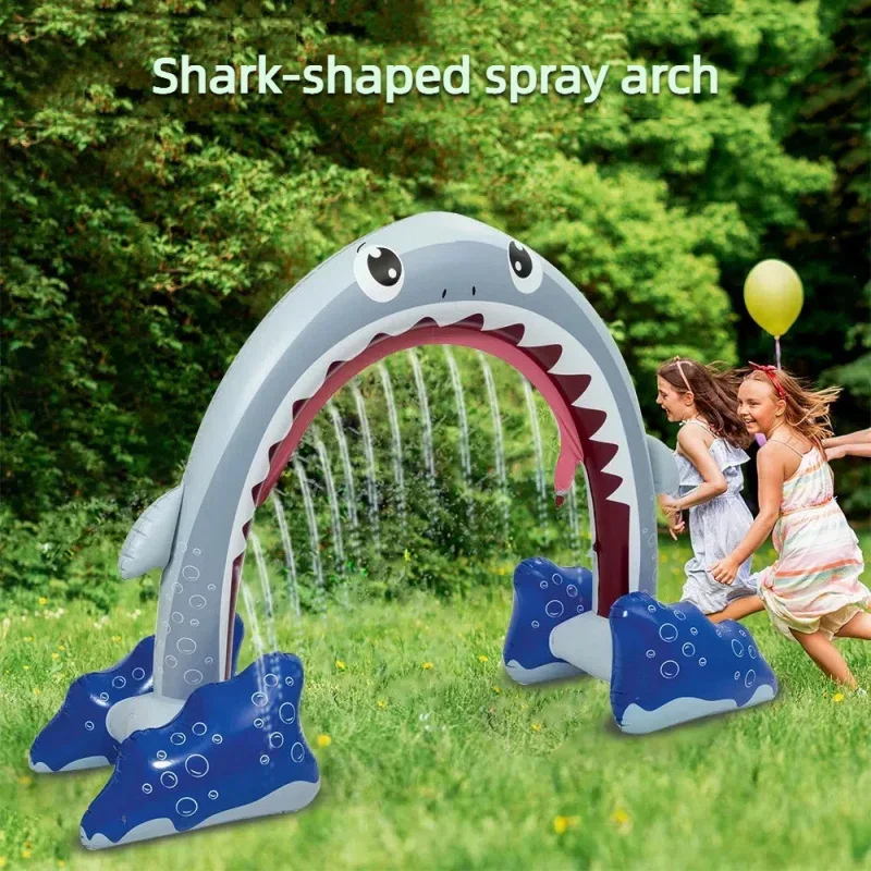 PVC製インフレータブルホホジロザメウォーターアーチ（子供用）- 屋外サマープレイ、芝生での水遊びゲーム