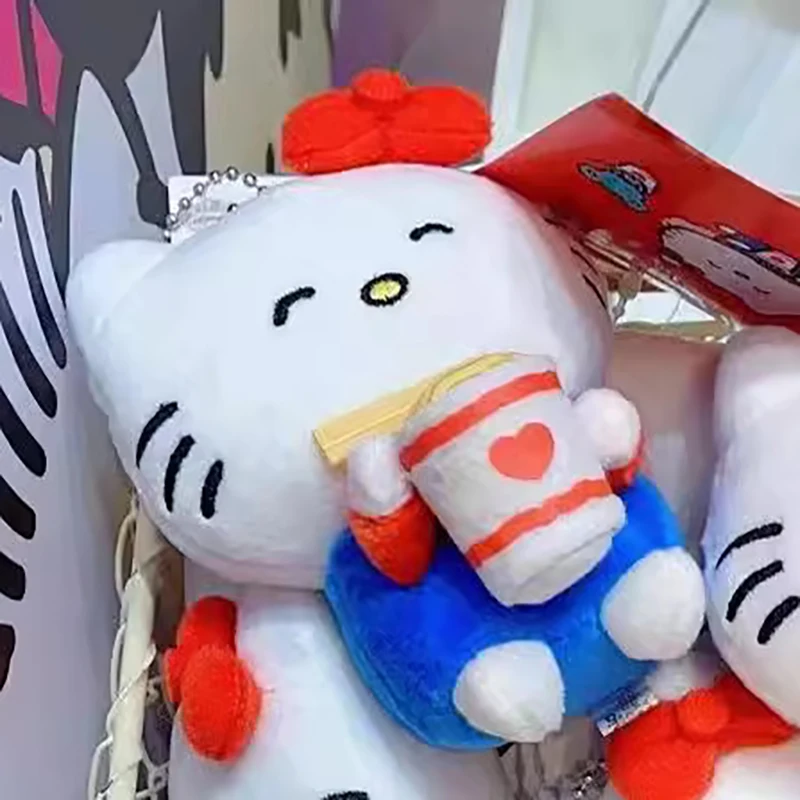 Hello Kitty Sanrio จี้ตุ๊กตาการ์ตูนอะนิเมะน่าเกลียดน่ารักกินก๋วยเตี๋ยว KT พวงกุญแจยัดไส้ของเล่นกระเป๋าเป้สะพายหลังของขวัญตกแต่ง