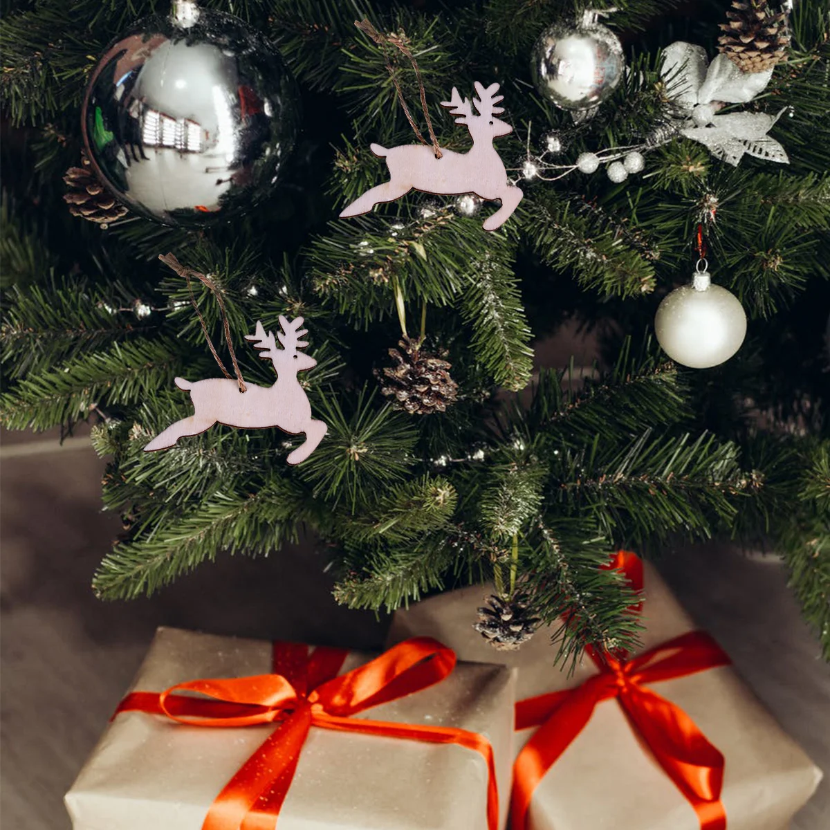 

SOIMISS 30pcs Unfinished Wood Christmas Ornaments Tree Hanging Tags Craft Slices Bamboo Pendants Xmas Decor