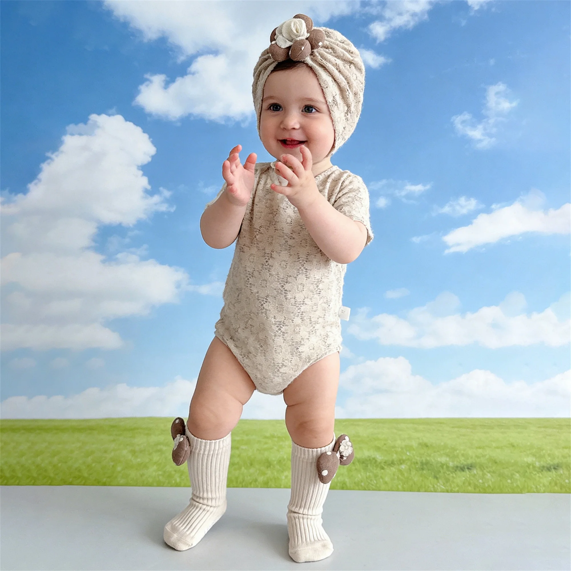 

Очаровательный комплект повязки на голову и пинетки для маленьких девочек. Стильный кружевной тюрбан с цветочным принтом и бантом и подходящие носки для подарка новорожденному.