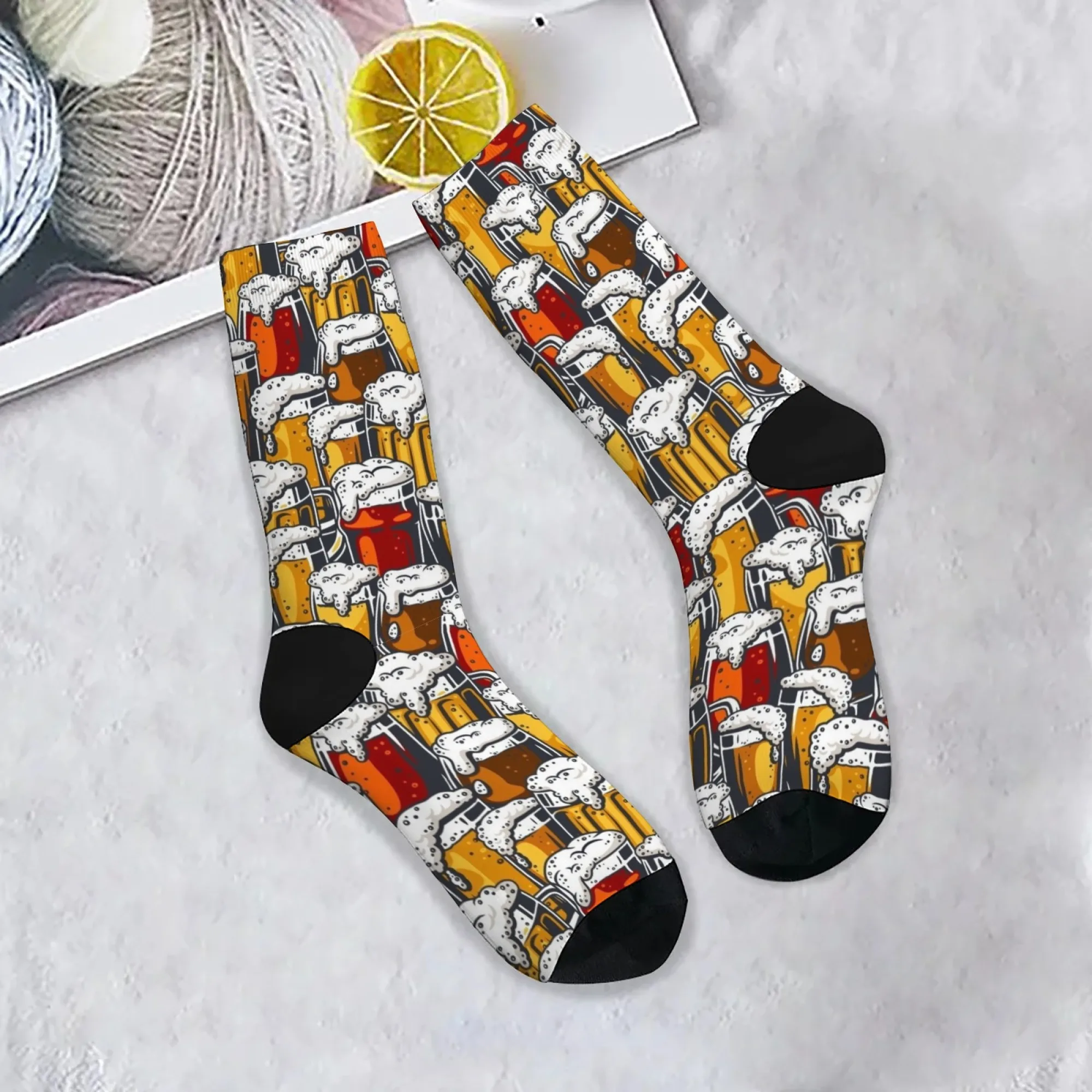 Calzini artistici alla moda con tema birra vintage Dettaglio tazza di birra con calzini elasticizzati unisex per abbigliamento casual quotidiano e da festa