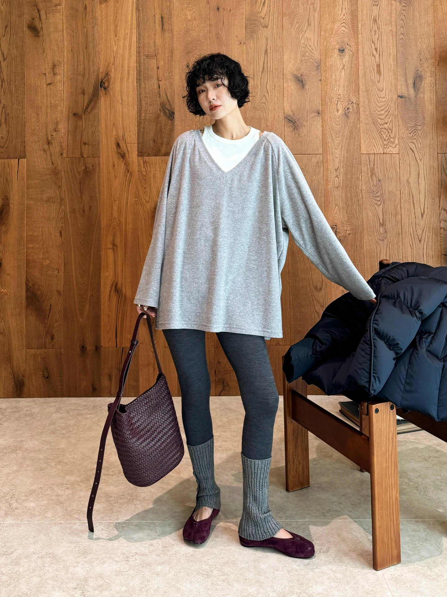 

Комплект из двух предметов: таинственная женская футболка свободного кроя и базовая футболка с длинным рукавом в корейском стиле, повседневный наряд стандартной длины.