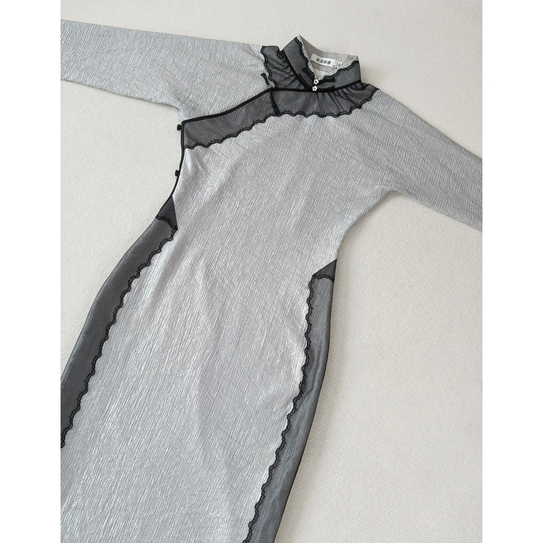 

Традиционное длинное ципао Muyunjian с длинными рукавами, без подгибки, с открытым передом, изготовленное по старинным технологиям, ручной работы, не требующее стирки.