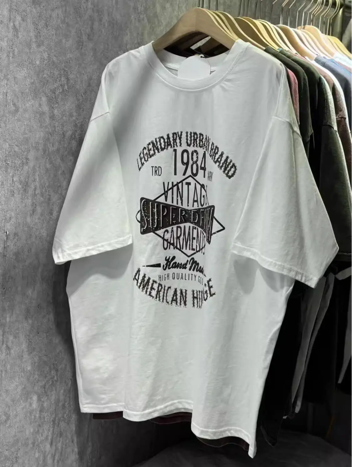 تي شيرت صيفي فضفاض بأكمام قصيرة مصبوغ بالشمع للنساء، تصميم عصري برقبة مستديرة مطبوع من ألياف البوليستر 00٪ بأسلوب عملي