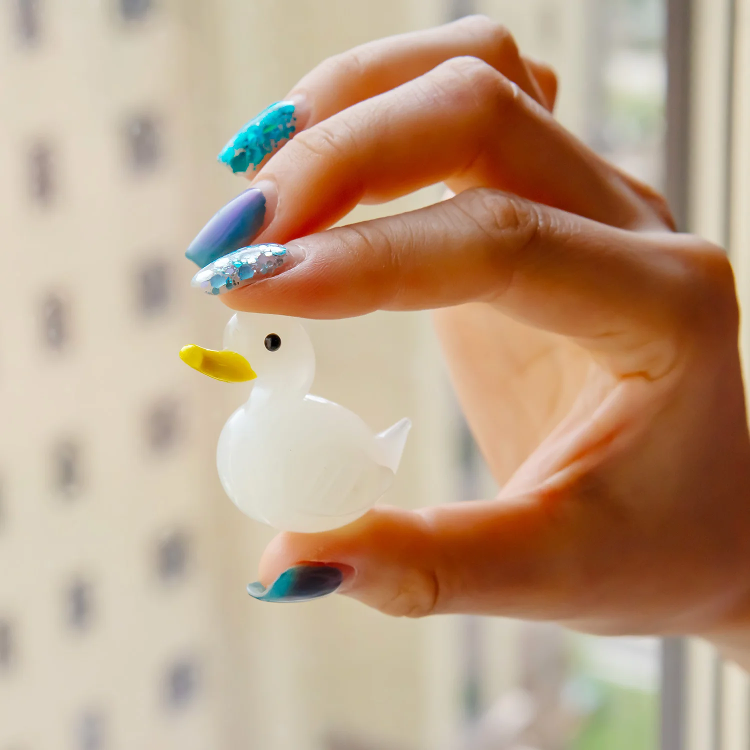 KANGMING Hand-Blown Glass Duckling Figurine in Miniature Size - Unique Home Decor Collectible in White Jade Color