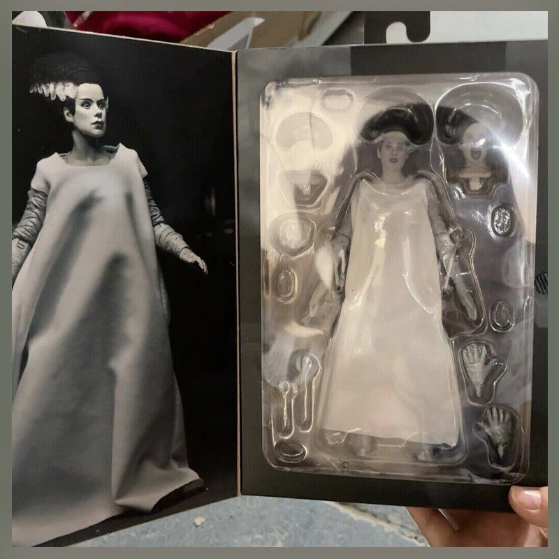 

Фигурка Neca «Невеста Франкенштейна» из серии Global Monster Universe, оригинальная цветная версия, модель.