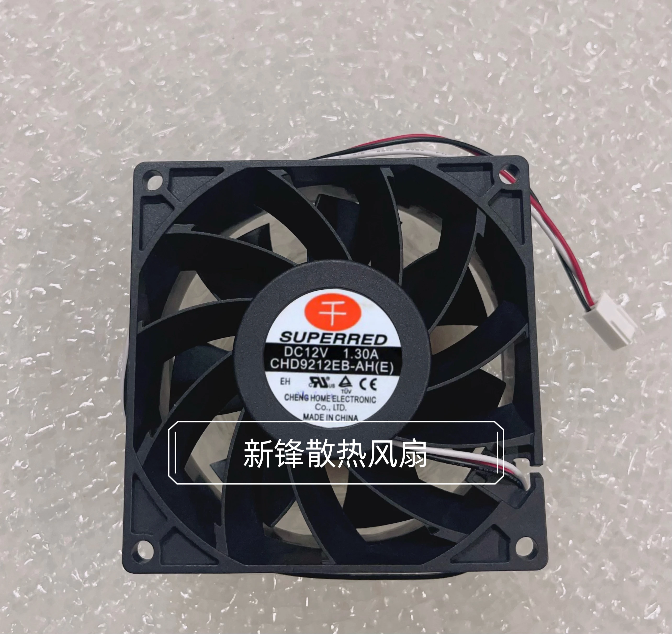 

CHD9212EB-AH DC 12 В 1,30 А 90x90x38 мм 3-проводной охлаждающий вентилятор для сервера