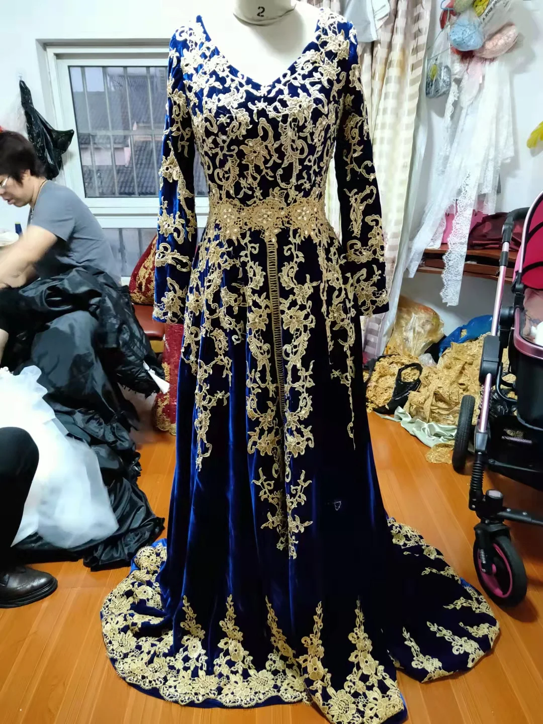 Caftan Marocain 로얄 블루 이브닝 드레스 긴 소매 골드 아플리케 kaftan Prom Dress with Cape Vestidos Formale De Soirée