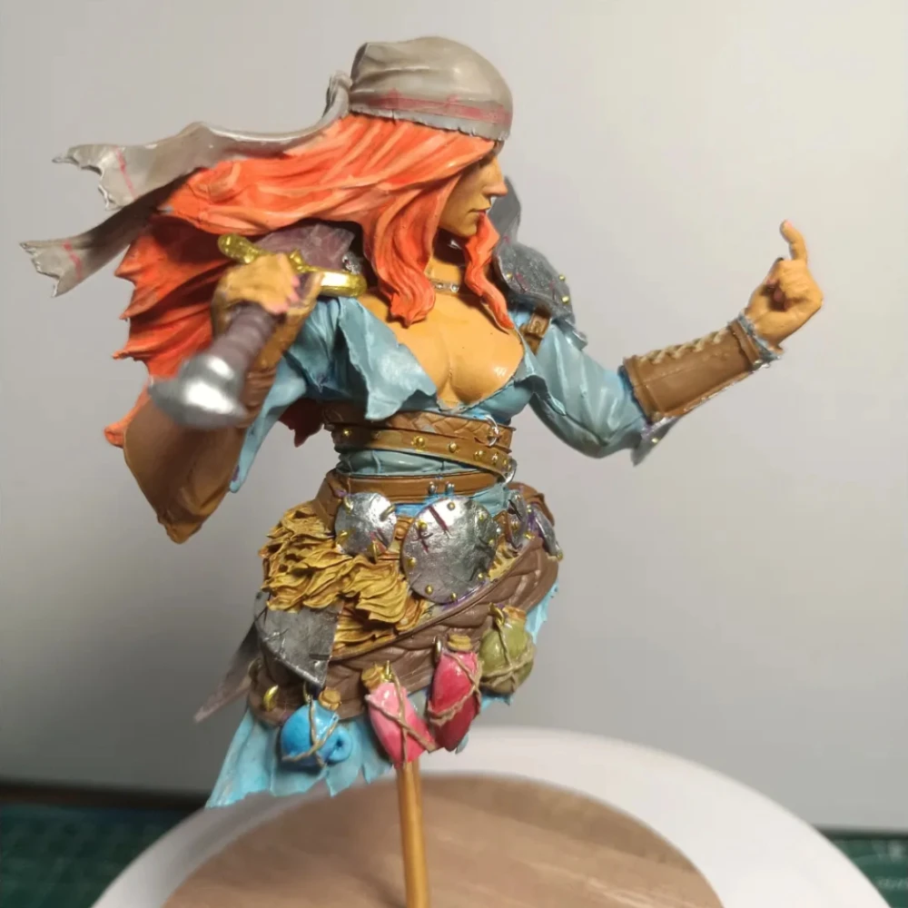 1/10 Eine Büste eines weiblichen Piratenharzfiguren 3D-gedruckter Soldat Mini weiße Modelle Selbstmontage DIY Färbung Figuren Handwerk