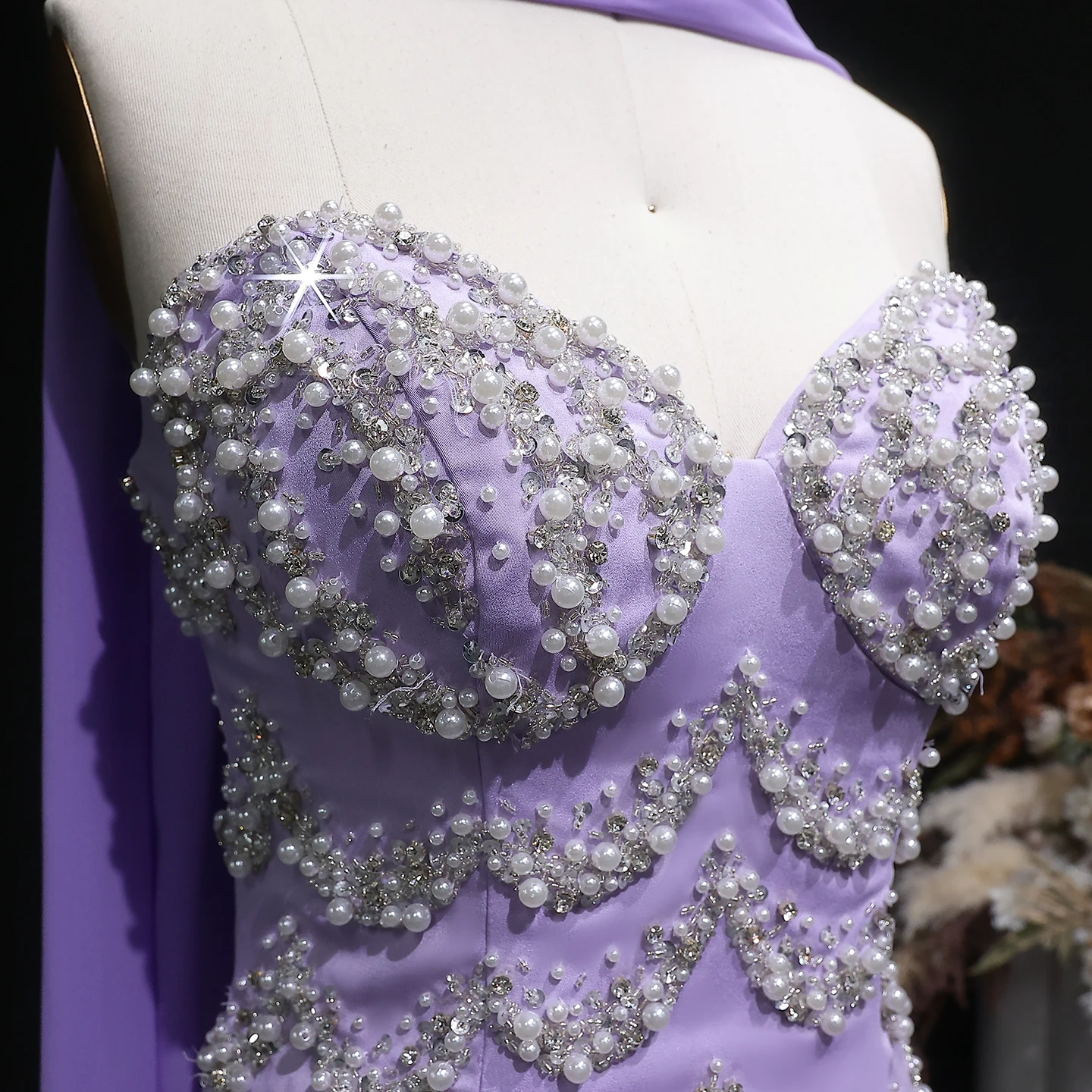 Sharon Said Lila Elegantes Abendkleid mit Schal Luxuriöses Perlenbesetztes Paillettenbesetztes Formelles Anlass-Partykleid für Damen SS753 Maßgeschneidert – Detail 8