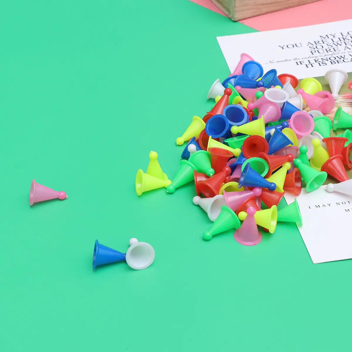 

100Pcs Mixed Color Checker Plastic Pegs Educational Board Game Accessories for Kids Adults Brain Development Leisure Games